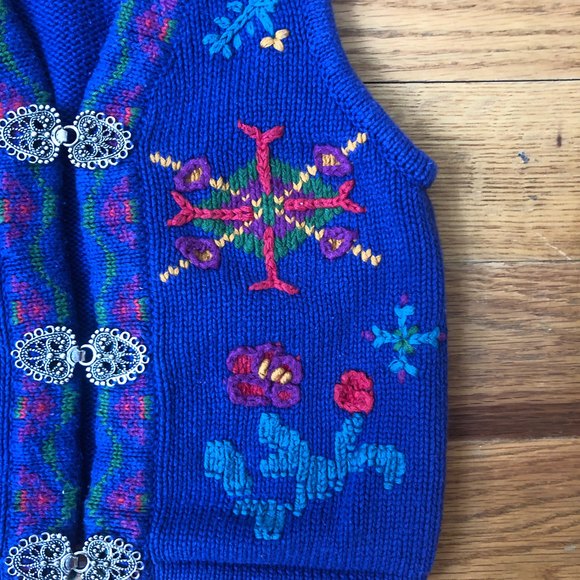 VINTAGE GAP 90s unique grannycore knit embroidered vest w/ ornate clasps | XXS - Picture 4 of 8